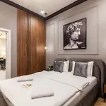 Leogrand Vip On Svobody Avenue 43 شقة إلفيف