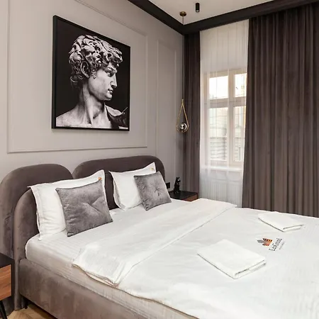 Leogrand Vip On Svobody Avenue 43